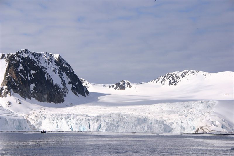 Norte de Spitsbergen Basecamp - Solsticio de Verano - Kayak Gratuito, Raquetas de Nieve / Senderismo, Taller de Fotografía, Buceo (Suplementado) salida 19/06/2026