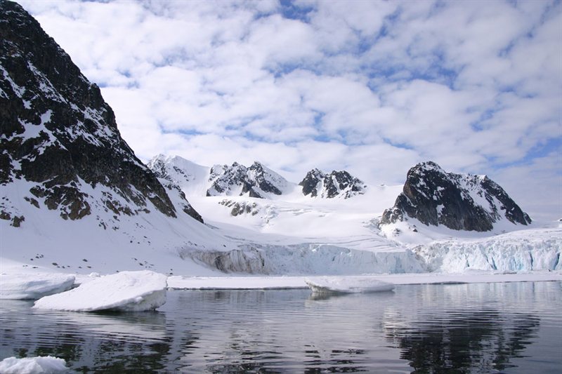 Este de Spitsbergen - Hogar del Oso Polar, Incluidas Las Caminatas Largas y Limpieza de Las Costas salida 26/06/2026