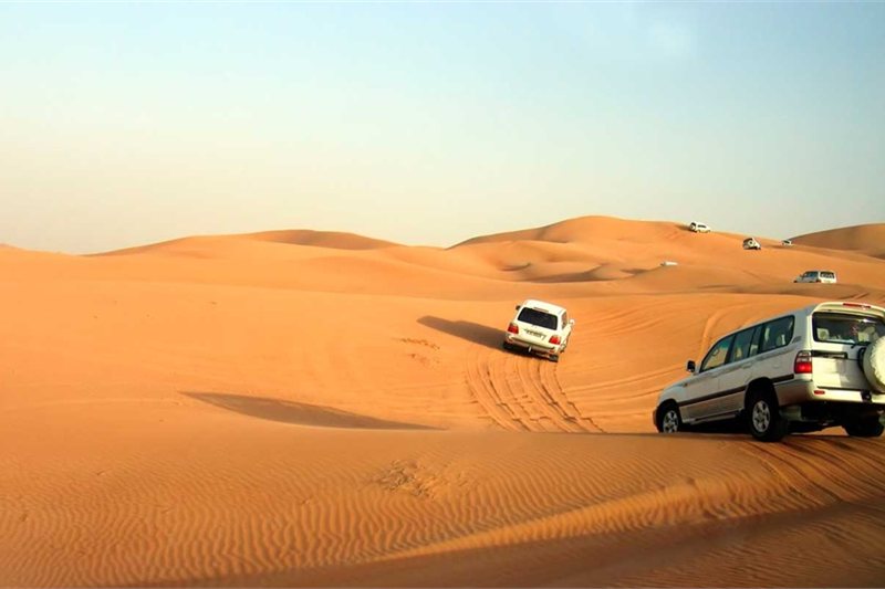 Viajar por Dubai mar y desierto